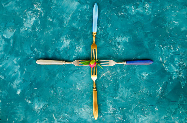 一套6个独特的彩色叉子在一个绿色背景上的十字形状图片下载