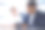 一个年轻的商人在办公室开会时写笔记的照片图片下载