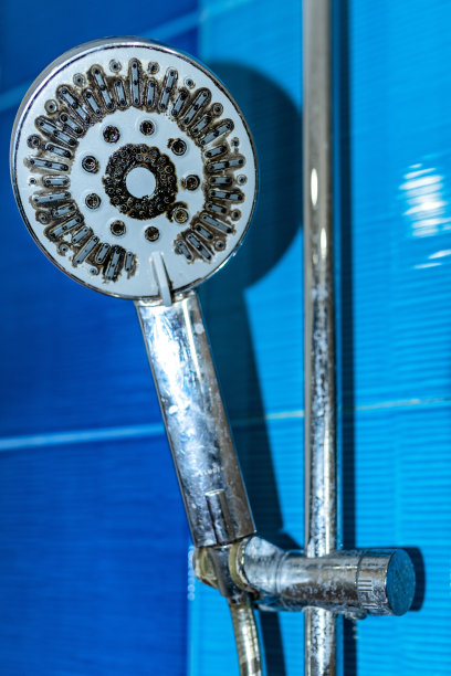 浴室里又脏又不卫生的淋浴头图片下载