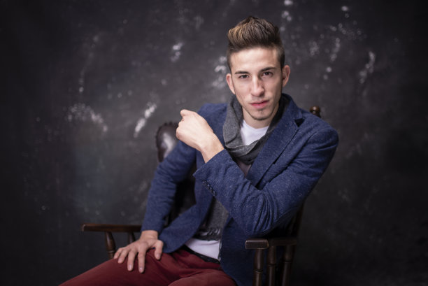 一个英俊年轻人的画室肖像。图片下载