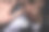 一个年轻人正把手放在被撞裂的玻璃上。图片下载