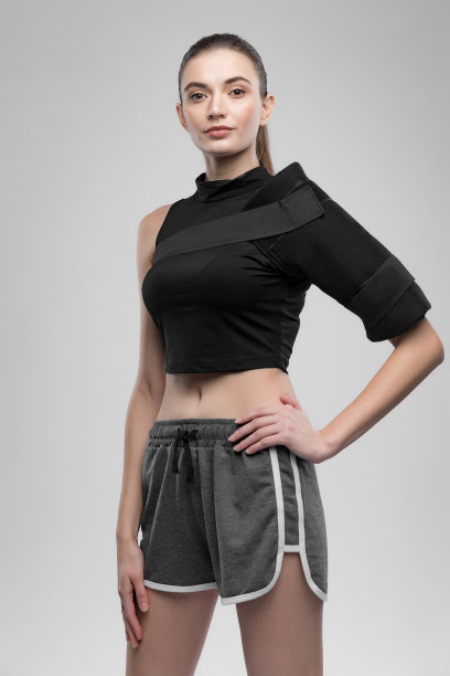 年轻女运动员的工作室肖像，用可重复使用的液体凝胶创伤后冰袋。康复康复概念图片下载