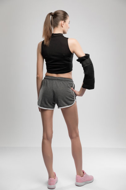 年轻女运动员的工作室肖像，用可重复使用的液体凝胶创伤后冰袋。康复康复概念图片下载