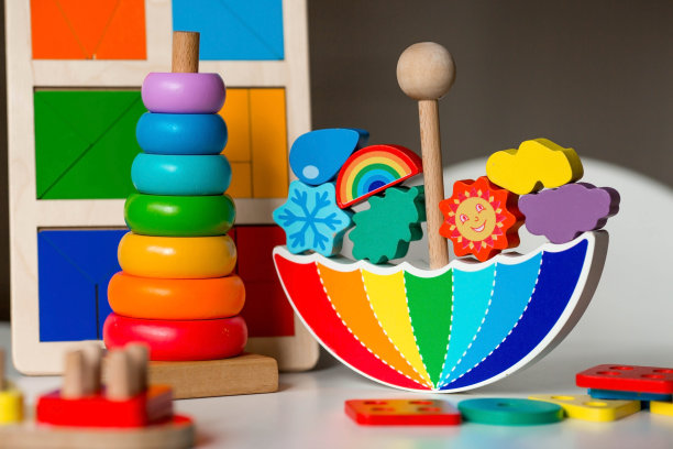 均衡器的玩具。雨伞形式的儿童木制玩具，颜色金字塔和儿童教育逻辑玩具。儿童发展的蒙特梭利游戏。图片下载