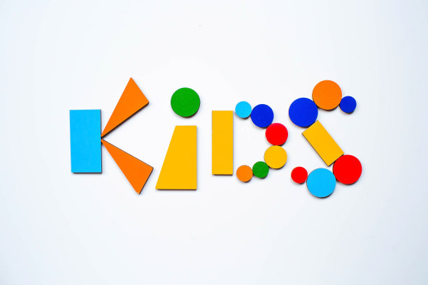 木制玩具做成的单词儿童，背景是白色的孤立的。儿童益智逻辑玩具用于蒙台梭利游戏的开发。图片下载