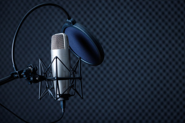 专业麦克风在录音工作室与空白复制空间背景图片下载