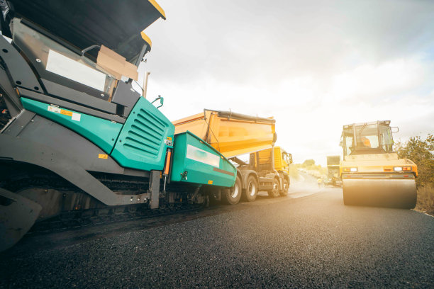 振动式沥青压路机压实新沥青路面。公路服务部门维修高速公路图片下载