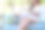 一名年轻女子使用笔记本电脑进行远程工作或在线学习的特写图像，同时喝咖啡和坐在秋千沙发上图片下载