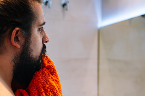 留着长胡子的年轻人，光着膀子，用毛巾擦干胡子图片下载