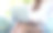 一个年轻女人使用笔记本电脑远程工作或在线学习的特写图像，而坐在秋千沙发上图片下载