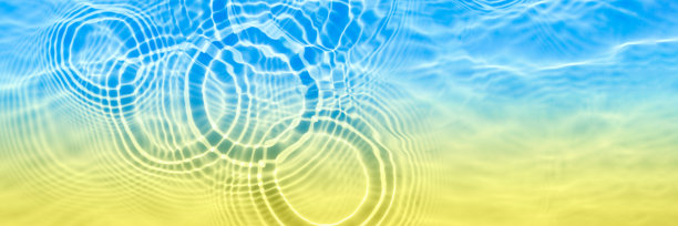 血清或水纹理接近。淡蓝色和黄色梯度液体凝胶背景。透明美肤样品。化妆品透明液体奶油污渍。带有复制空间的长横幅。图片下载