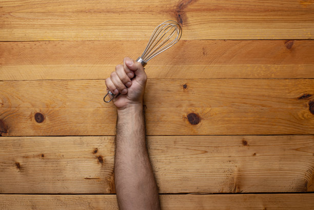 在轻木背景上抓着火-劳动节图片下载