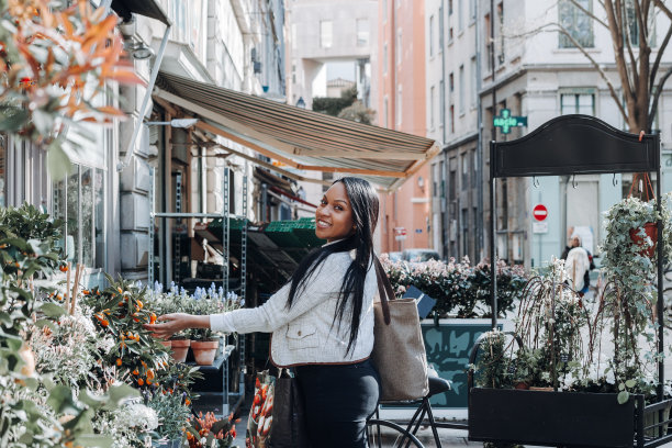 生活方式的肖像西班牙妇女走在街上的袋子和水果碗在里昂市图片下载