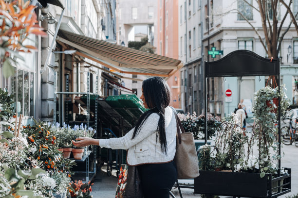生活方式的肖像西班牙妇女走在街上的袋子和水果碗在里昂市图片下载