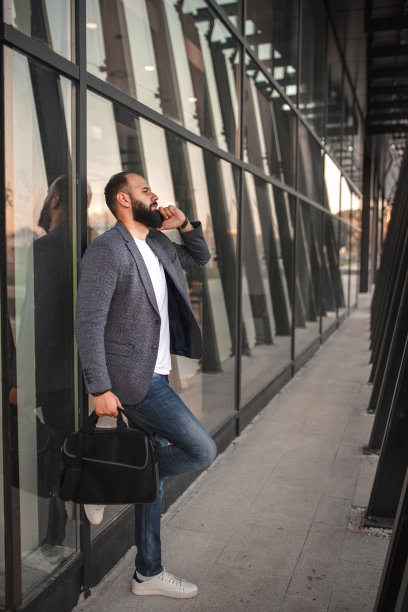 一名商人在办公室下班后打电话的肖像图片下载
