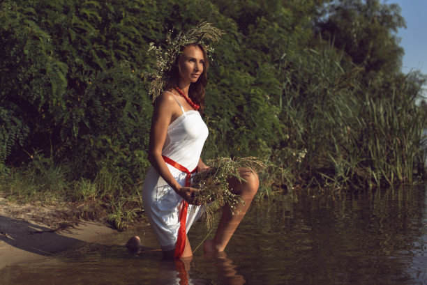 年轻女子站在第聂伯河岸边图片下载