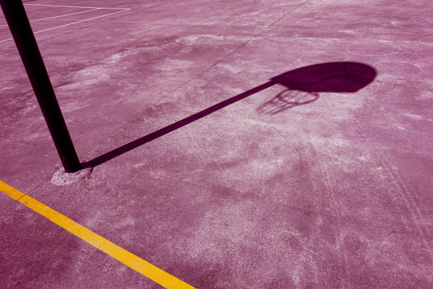 红街篮球场上的剪影图片下载