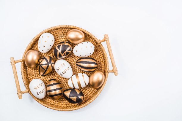 金色、黑色、白色的复活节彩蛋在白色背景的篮子里。几何学。最小的概念。前视图。卡上有一份文本的副本。图片下载