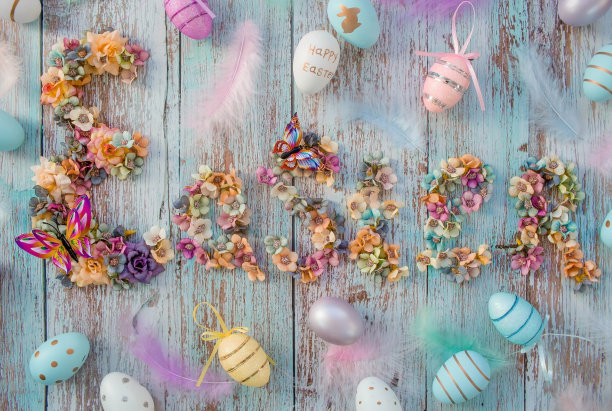横幅。复活节彩蛋框架和由花做成的单词在蓝色的木制背景上。最小的概念。前视图。卡上有一份文本的副本。图片下载