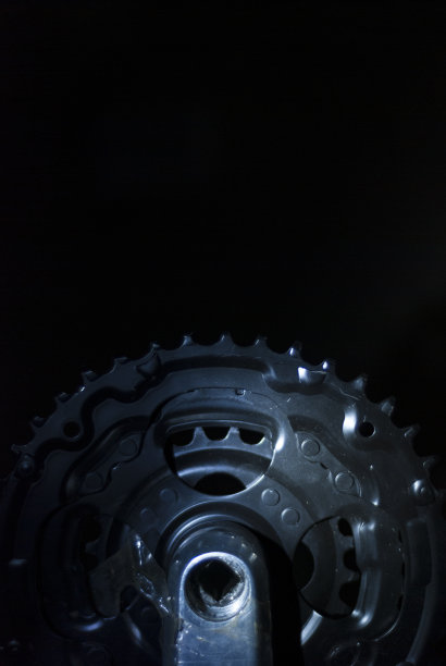 背光黑色山地自行车链与黑色背景图片下载