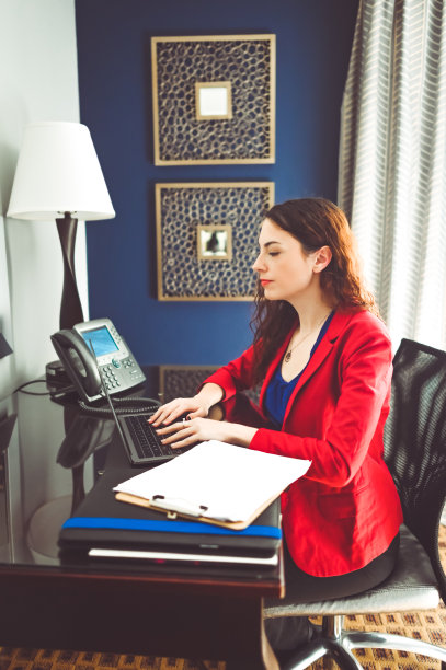 女人在一个酒店房间的桌子或办公室工作，专业业务与笔记本电脑图片下载