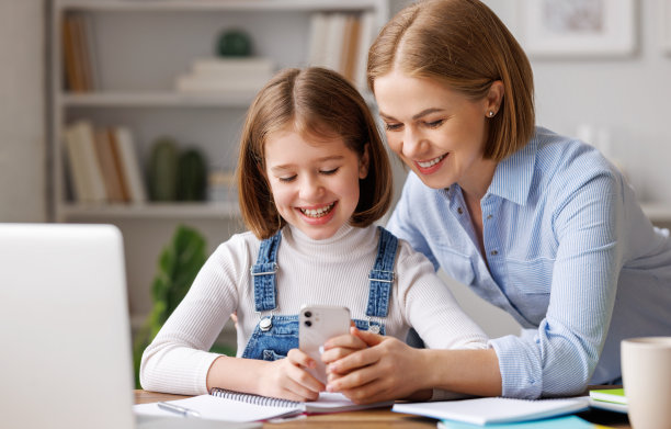 母女俩在一起做作业图片下载