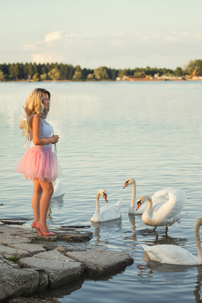 一个女人在河边休息图片下载
