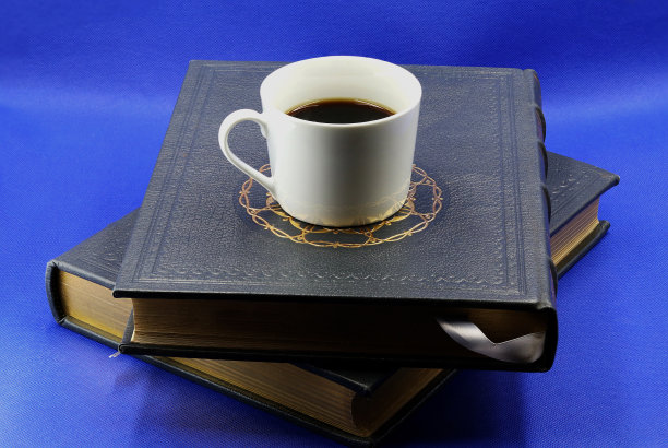大本旧书上的咖啡，蓝色的背景图片下载
