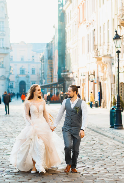 这对令人难以置信的年轻夫妇以晨曦之城为背景。
走进婚礼的日子图片下载