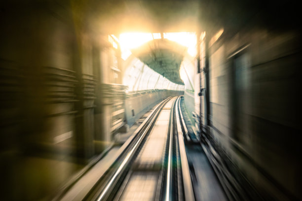 沿着地铁隧道图片下载