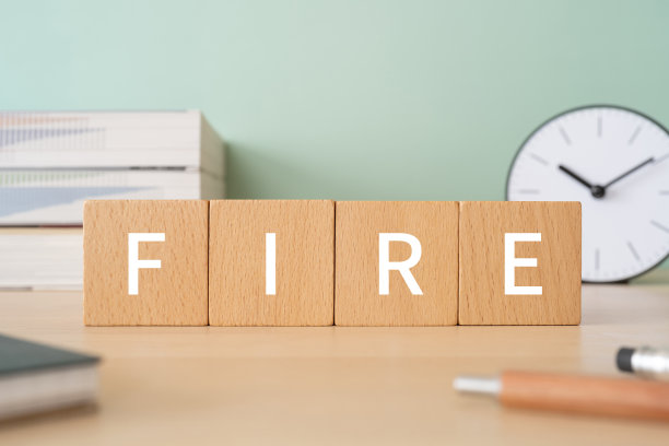 木块与“火”的概念文本，钢笔，笔记本，和书籍。图片下载