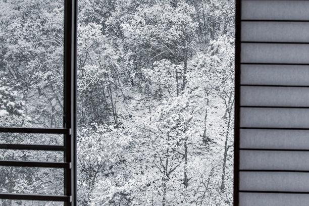 日本雪山透过日本障子窗图片下载