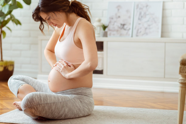 年轻的孕妇捂着肚子疼图片下载