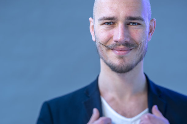 一个年轻人看着相机的肖像图片下载