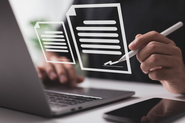 电子签名概念，电子签名商人使用一支手写笔在虚拟的笔记本电脑屏幕上签署电子文件。图片下载