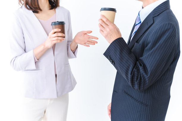 商务人士在工作时喝咖啡休息图片下载