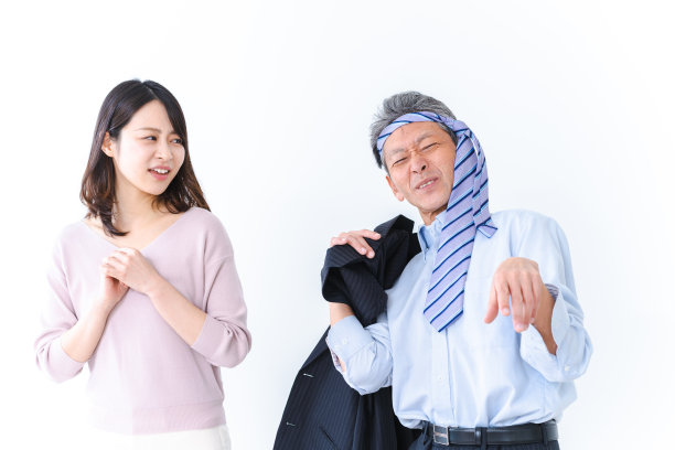 一个年轻女子与一个醉汉纠缠在一起图片下载