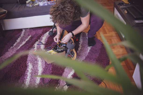 检查电动滑板电池的压力图片下载