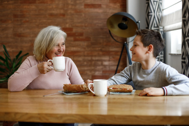 祖母喝咖啡。图片下载