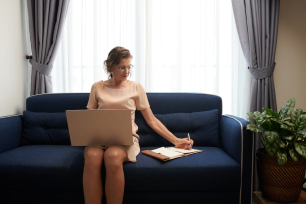 女商人在家工作图片下载