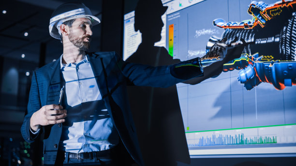 绿色能源技术会议报告:首席汽车工程师向投资者和商人介绍可持续环境发动机设计。屏幕显示电涡轮的三维模型图片下载