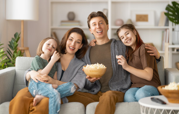 母亲，父亲和女儿花时间在一起。图片下载