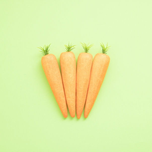 浅绿色的胡萝卜。最小的复活节的概念。春季最小的组合。图片下载