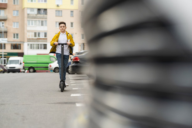 在户外骑电动滑板车的帅哥图片下载