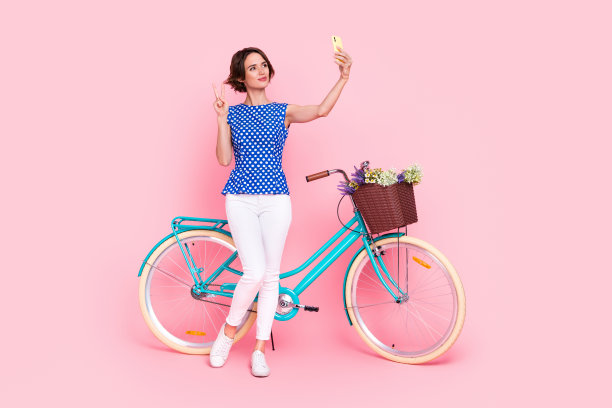 全尺寸照片甜美的千禧一代女士做自拍穿衬衫裤子鞋子孤立在粉红色的背景图片下载