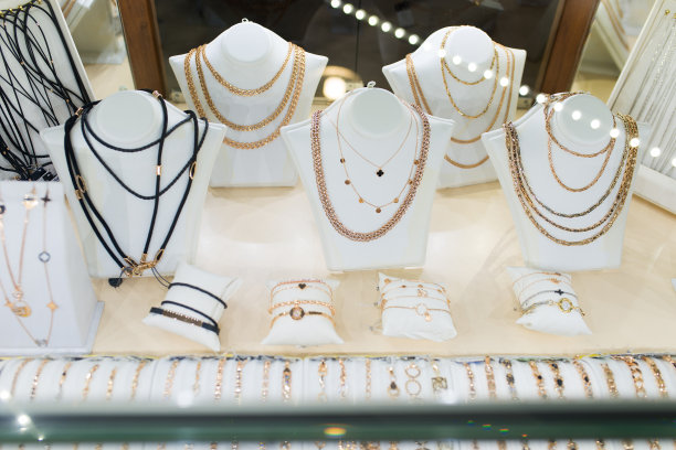 珠宝店里挂着金项链的玻璃橱窗图片下载