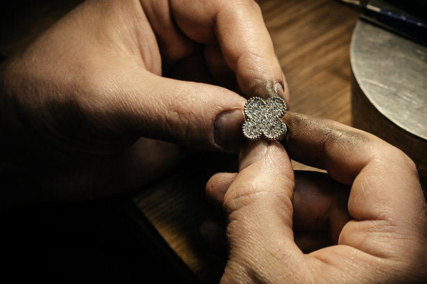 不同的金匠工具在珠宝工作场所。在珠宝行业工作的珠宝商。桌面工艺珠宝制作与专业工具。工具的近距离视图。图片下载