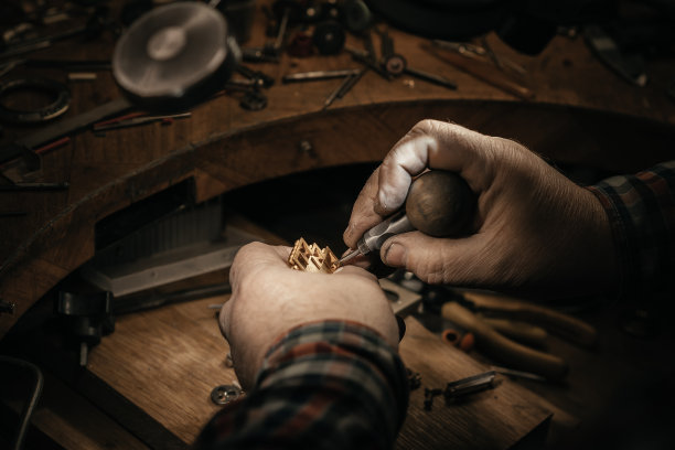 不同的金匠工具在珠宝工作场所。在珠宝行业工作的珠宝商。桌面工艺珠宝制作与专业工具。工具的近距离视图。图片下载