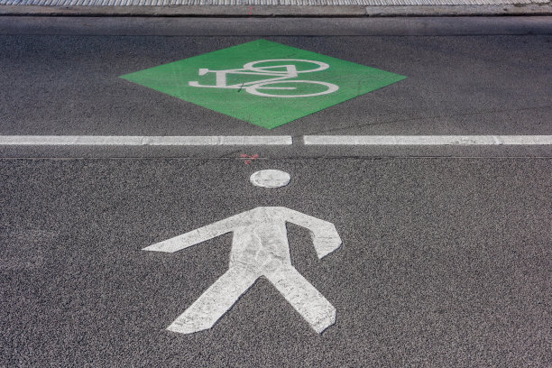 为城市街道上的自行车道和人行道做的道路标记。图片下载