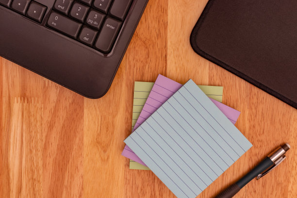行政专业人员日、秘书日的概念展示了电脑键盘、鼠标垫、便利贴和铅笔，以备复印图片下载